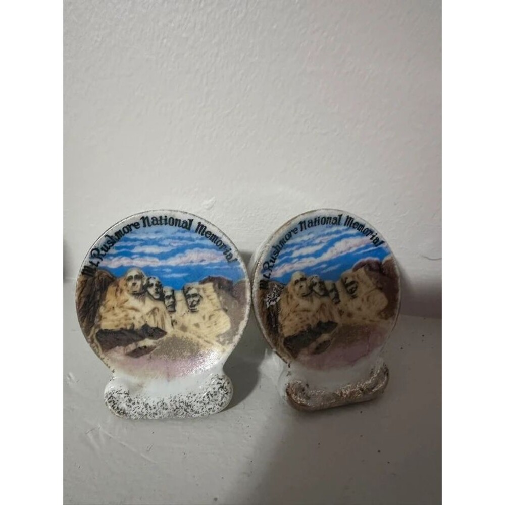Mount Rushmore salt and pepper shakers